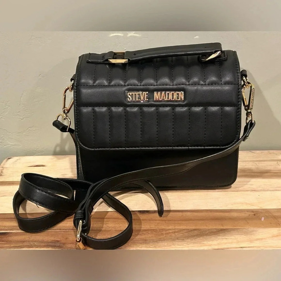 NWTS STEVE MADDEN BSAUL BLACK QUILTED CROSSBODY. MULTICOLORED LOGO STRAP. - Picture 8 of 10